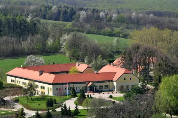 Szépalma Hotel és Ménesbirtok — Szálloda, Porva