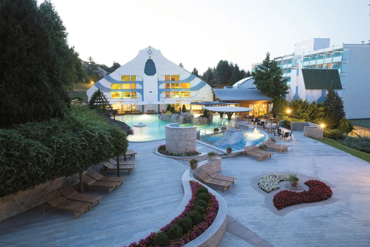 NaturMed Hotel Carbona**** — Szálloda, Hévíz