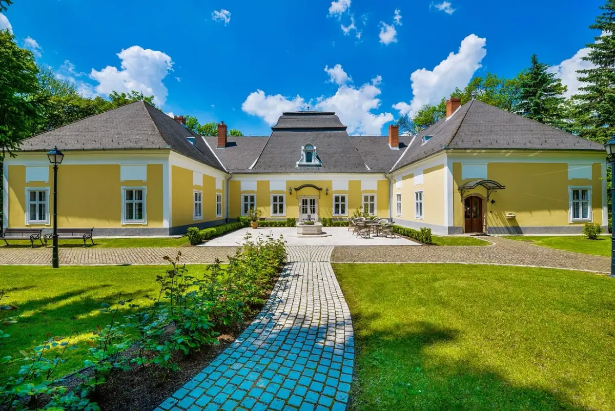 Prónay-kastély — Szálloda, Alsópetény