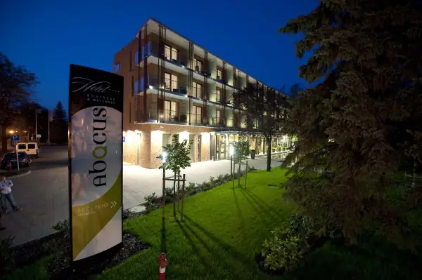 Abacus Business & Wellness Hotel — Szálloda, Herceghalom