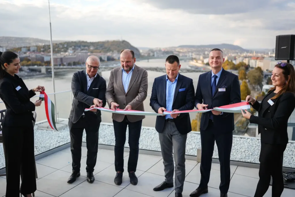 Infinity Hotel szalagvágás